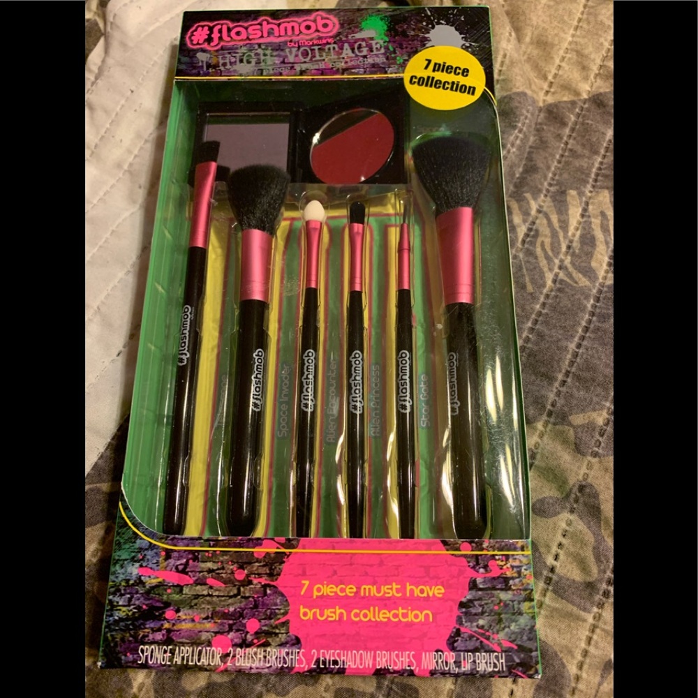 7 piece makeup brush collection.